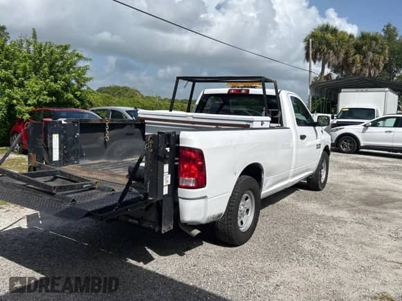 2017 Ram 1500 Tradesman z VIN 3C6JR7DG1HG617495, wystawiony jako Copart lot #66641845 z przebiegiem 142 042 mil mil oraz Czysty tytuł • Clean title. Historia ofert i sprzedaży dostępna na DreamBid. Obrazek 4.