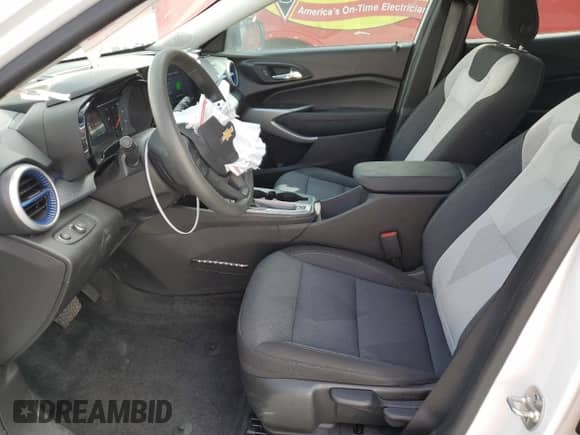 2024 Chevrolet Trax LS z VIN KL77LFE27RC198376, wystawiony jako Copart lot #85663115 z przebiegiem 15 791 mil mil oraz Nie do naprawy • Non repairable. Historia ofert i sprzedaży dostępna na DreamBid. Obrazek 7.