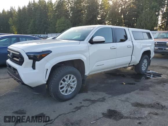 2024 Toyota Tacoma SR5 z VIN 3TYLB5JN5RT007412, wystawiony jako Copart lot #86193645 z przebiegiem 16 704 mil mil oraz Szkoda całkowita • Salvage title. Historia ofert i sprzedaży dostępna na DreamBid. Obrazek 1.