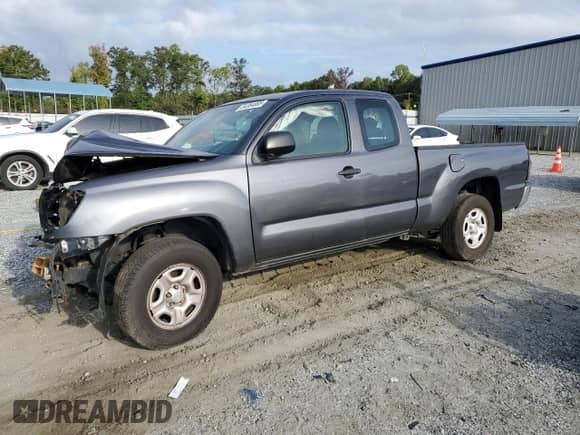 2011 Toyota Tacoma z VIN 5TFTX4CN0BX006320, wystawiony jako Copart lot #84384885 z przebiegiem 125 111 mil mil oraz Szkoda całkowita • Salvage title. Historia ofert i sprzedaży dostępna na DreamBid. Obrazek 1.