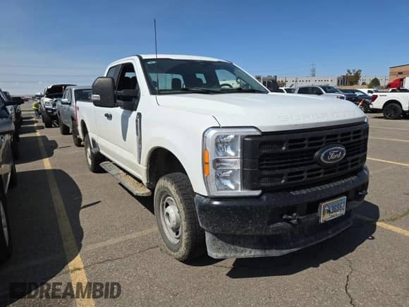 2023 Ford F-250 XL z VIN 1FT7X2BA3PEC58814, wystawiony jako IAAI lot #43589542 z przebiegiem 78 718 mil mil oraz . Historia ofert i sprzedaży dostępna na DreamBid. Obrazek 52.