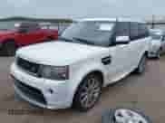 2013 Land Rover Range Rover Sport HSE z VIN SALSF2D42DA767261, wystawiony jako IAAI lot #43098509 z przebiegiem 118 739 mil mil oraz . Historia ofert i sprzedaży dostępna na DreamBid. Obrazek 2.