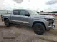 2025 Chevrolet Colorado 4WD Z71 z VIN 1GCPTDEK4S1113938, wystawiony jako Copart lot #54748115 z przebiegiem 2 703 mil mil oraz Szkoda całkowita • Salvage title. Historia ofert i sprzedaży dostępna na DreamBid. Obrazek 4.