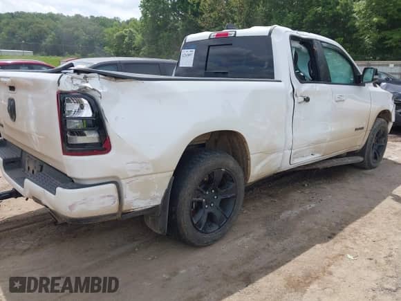 2022 Ram 1500 Big Horn z VIN 1C6RREBT7NN475406, wystawiony jako IAAI lot #42263097 z przebiegiem 54 680 mil mil oraz . Historia ofert i sprzedaży dostępna na DreamBid. Obrazek 4.