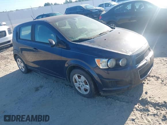 2015 Chevrolet Sonic LS z VIN 1G1JA6SH3F4134194, wystawiony jako IAAI lot #43132145 z przebiegiem 125 722 mil mil oraz . Historia ofert i sprzedaży dostępna na DreamBid. Obrazek 1.