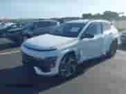 2025 Hyundai Kona N Line S z VIN KM8HBCA37SU232951, wystawiony jako IAAI lot #42907314 z przebiegiem 1 268 mil mil oraz . Historia ofert i sprzedaży dostępna na DreamBid. Obrazek 18.