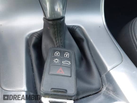 2017 Volvo S60 Inscription с VIN LYV402HKXHB126321, выставлен на аукционе IAAI как лот 42425194 с пробегом 175 975 миль миль и . История ставок и продаж доступна на DreamBid. Изображение 11.