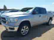 2020 Ram 1500 Big Horn z VIN 1C6RREFG7LN333762, wystawiony jako IAAI lot #42258907 z przebiegiem 51 558 mil mil oraz . Historia ofert i sprzedaży dostępna na DreamBid. Obrazek 2.