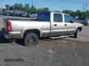 2002 Chevrolet Silverado 1500HD LS z VIN 1GCGK13U62F241428, wystawiony jako IAAI lot #42536231 z przebiegiem 215 016 mil mil oraz . Historia ofert i sprzedaży dostępna na DreamBid. Obrazek 4.