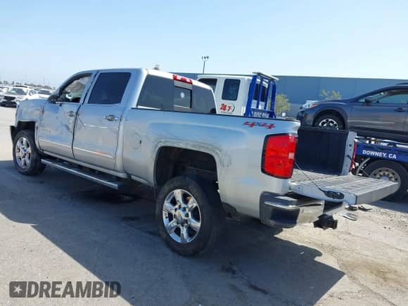 2017 Chevrolet Silverado 2500HD LTZ z VIN 1GC1KWEY9HF147801, wystawiony jako IAAI lot #42299119 z przebiegiem 95 162 mil mil oraz . Historia ofert i sprzedaży dostępna na DreamBid. Obrazek 3.