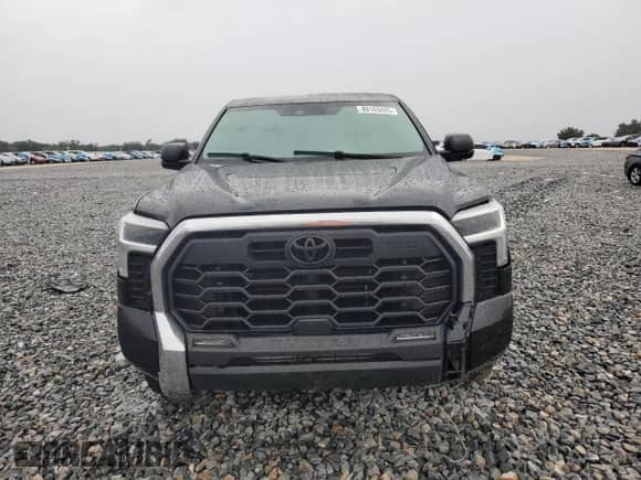 2023 Toyota Tundra SR5 z VIN 5TFLA5DA8PX100567, wystawiony jako Copart lot #80163425 z przebiegiem Nie podano mil oraz Szkoda całkowita • Salvage title. Historia ofert i sprzedaży dostępna na DreamBid. Obrazek 5.
