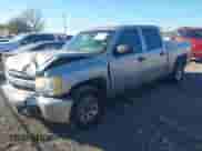 2008 Chevrolet Silverado 1500 LS z VIN 3GCEC13C08G282768, wystawiony jako IAAI lot #43446737 z przebiegiem 369 297 mil mil oraz . Historia ofert i sprzedaży dostępna na DreamBid. Obrazek 17.