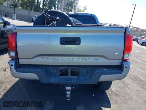 2019 Toyota Tacoma SR5 z VIN 3TMAZ5CN1KM099779, wystawiony jako IAAI lot #42687831 z przebiegiem 99 997 mil mil oraz . Historia ofert i sprzedaży dostępna na DreamBid. Obrazek 17.