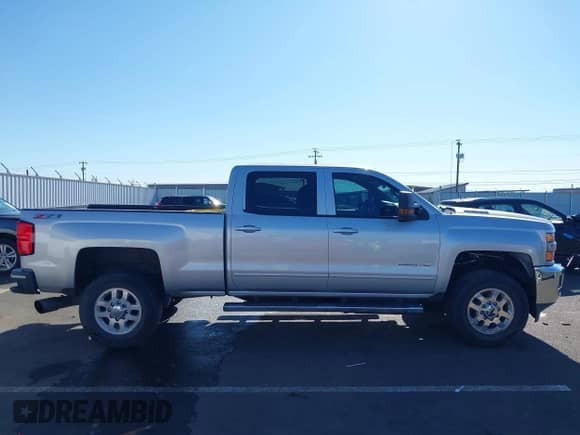 2015 Chevrolet Silverado 2500HD LT z VIN 1GC1KVE83FF653342, wystawiony jako IAAI lot #41970275 z przebiegiem 130 535 mil mil oraz . Historia ofert i sprzedaży dostępna na DreamBid. Obrazek 14.