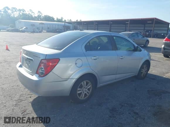 2014 Chevrolet Sonic LT z VIN 1G1JC5SH0E4165700, wystawiony jako IAAI lot #42946831 z przebiegiem 151 308 mil mil oraz . Historia ofert i sprzedaży dostępna na DreamBid. Obrazek 4.