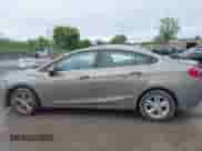 2017 Chevrolet Cruze LT z VIN 3G1BE5SM0HS560704, wystawiony jako IAAI lot #42342079 z przebiegiem 119 153 mil mil oraz . Historia ofert i sprzedaży dostępna na DreamBid. Obrazek 14.