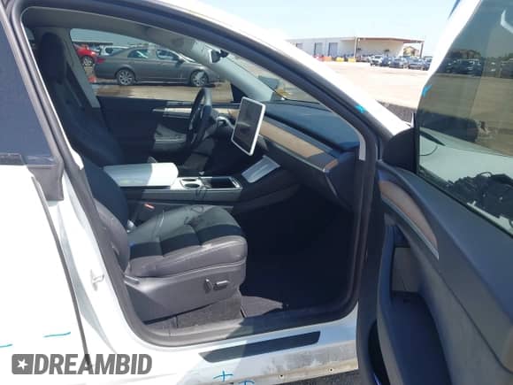 2023 Tesla Model Y Long Range z VIN 7SAYGDEE0PA178495, wystawiony jako IAAI lot #42507571 z przebiegiem 55 840 mil mil oraz . Historia ofert i sprzedaży dostępna na DreamBid. Obrazek 5.