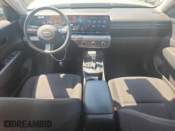 2025 Hyundai Kona SE с VIN KM8HA3ABXSU219900, выставлен на аукционе Copart как лот 71715865 с пробегом 12 171 миль миль и Списание • Salvage title. История ставок и продаж доступна на DreamBid. Изображение 8.
