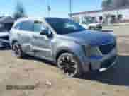 2024 Kia Sorento SX z VIN 5XYRK4JF0RG253712, wystawiony jako IAAI lot #41220130 z przebiegiem 13 072 mil mil oraz . Historia ofert i sprzedaży dostępna na DreamBid. Obrazek 1.