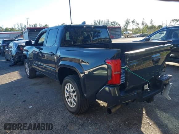 2024 Toyota Tacoma SR5 z VIN 3TMKB5FN7RM004138, wystawiony jako IAAI lot #41428936 z przebiegiem 13 625 mil mil oraz . Historia ofert i sprzedaży dostępna na DreamBid. Obrazek 3.