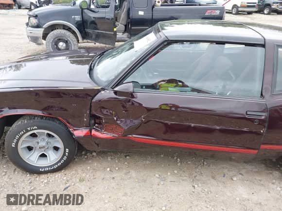 1987 Chevrolet Monte Carlo z VIN 1G1GZ11G5HP155080, wystawiony jako IAAI lot #43043802 z przebiegiem 82 415 mil mil oraz . Historia ofert i sprzedaży dostępna na DreamBid. Obrazek 6.