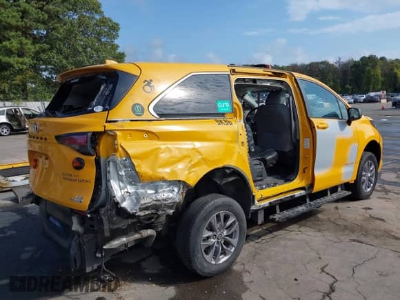 2022 Toyota Sienna LE with VIN 5TDKRKEC7NS132769, listed as a IAAI auction lot 43281629 with 73,225 mi miles and . Bid and sale history available at DreamBid. Image 6.