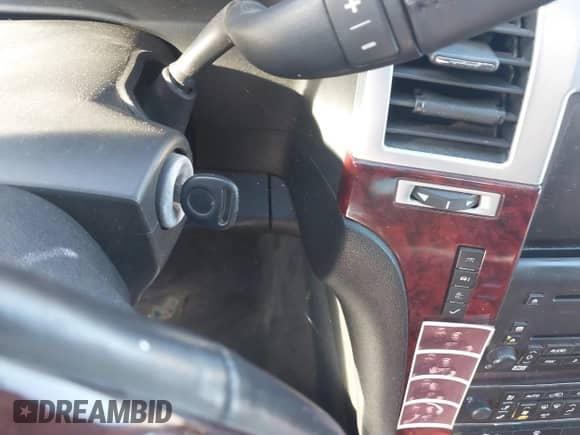 2008 Cadillac Escalade ESV с VIN 1GYFK66808R272425, выставлен на аукционе IAAI как лот 43560253 с пробегом 260 020 миль миль и . История ставок и продаж доступна на DreamBid. Изображение 11.