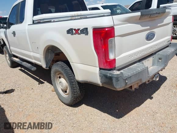 2019 Ford F-250 XL z VIN 1FT7X2B69KED14002, wystawiony jako IAAI lot #43143391 z przebiegiem 174 499 mil mil oraz . Historia ofert i sprzedaży dostępna na DreamBid. Obrazek 3.