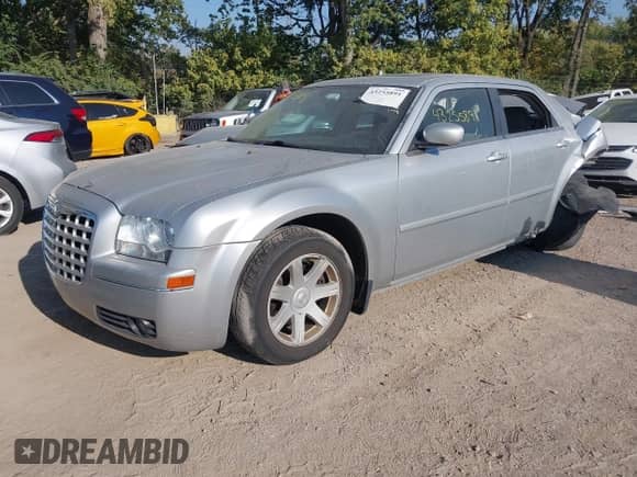 2005 Chrysler 300 Touring z VIN 2C3JA53G75H120988, wystawiony jako IAAI lot #43255891 z przebiegiem 153 485 mil mil oraz . Historia ofert i sprzedaży dostępna na DreamBid. Obrazek 2.