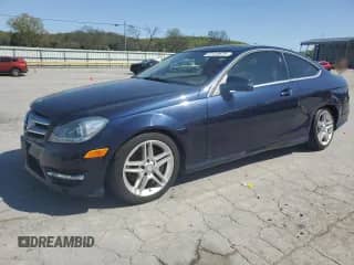 2013 Mercedes-Benz C 350 z VIN WDDGJ8JB4DG006669, wystawiony jako Copart lot #51410675 z przebiegiem 104 582 mil mil oraz Szkoda całkowita • Salvage title. Historia ofert i sprzedaży dostępna na DreamBid. Obrazek 1.