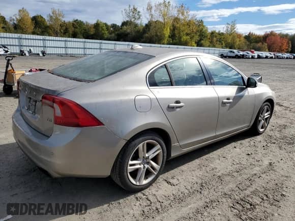 2014 Volvo S60 T5 с VIN YV1612FS9E1288916, выставлен на аукционе Copart как лот 86238445 с пробегом 137 929 миль миль и Чистый • Clean title. История ставок и продаж доступна на DreamBid. Изображение 3.