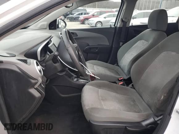 2017 Chevrolet Sonic LT z VIN 1G1JG6SH2H4156415, wystawiony jako Copart lot #85580824 z przebiegiem 96 105 mil mil oraz Czysty tytuł • Clean title. Historia ofert i sprzedaży dostępna na DreamBid. Obrazek 7.