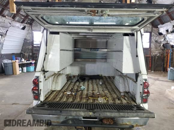 2003 Chevrolet Silverado 1500 LS z VIN 1GCEK14V33Z173927, wystawiony jako Copart lot #56017245 z przebiegiem Nie podano mil oraz Czysty tytuł • Clean title. Historia ofert i sprzedaży dostępna na DreamBid. Obrazek 10.