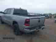 2020 Ram 1500 Lone Star z VIN 1C6SRFFT5LN184997, wystawiony jako IAAI lot #42310591 z przebiegiem 81 155 mil mil oraz . Historia ofert i sprzedaży dostępna na DreamBid. Obrazek 3.