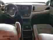 2017 Toyota Sienna LE z VIN 5TDJZ3DC9HS186663, wystawiony jako Copart lot #56946745 z przebiegiem 152 206 mil mil oraz Szkoda całkowita • Salvage title. Historia ofert i sprzedaży dostępna na DreamBid. Obrazek 8.