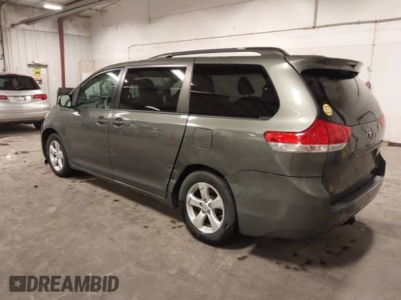 2013 Toyota Sienna LE AAS z VIN 5TDKK3DC4DS382349, wystawiony jako IAAI lot #43329574 z przebiegiem 143 911 mil mil oraz . Historia ofert i sprzedaży dostępna na DreamBid. Obrazek 3.
