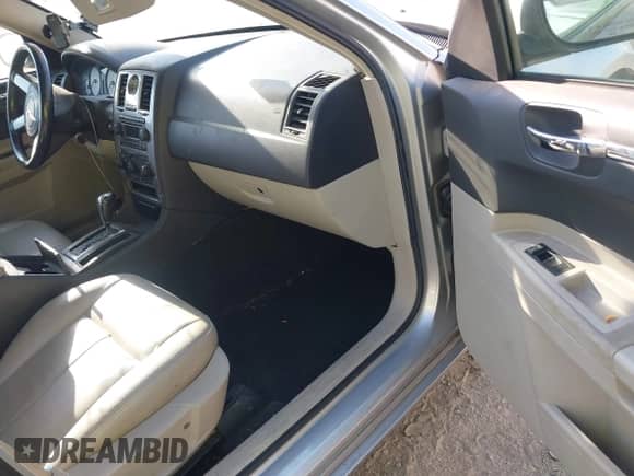 2005 Chrysler 300 Touring z VIN 2C3JA53G75H120988, wystawiony jako IAAI lot #43255891 z przebiegiem 153 485 mil mil oraz . Historia ofert i sprzedaży dostępna na DreamBid. Obrazek 5.