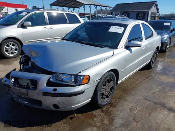 2005 Volvo S60 с VIN YV1RH592052459505, выставлен на аукционе IAAI как лот 41582640 с пробегом 91 343 миль миль и . История ставок и продаж доступна на DreamBid. Изображение 2.