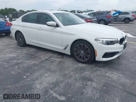 2019 BMW 5 Series 530i z VIN WBAJA5C57KWW14580, wystawiony jako IAAI lot #43242083 z przebiegiem 95 084 mil mil oraz . Historia ofert i sprzedaży dostępna na DreamBid. Obrazek 1.