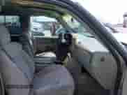 2000 Chevrolet Silverado 2500 LS z VIN 1GCFC29U8YZ144325, wystawiony jako IAAI lot #42044006 z przebiegiem 207 522 mil mil oraz . Historia ofert i sprzedaży dostępna na DreamBid. Obrazek 5.
