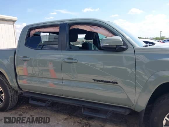 2023 Toyota Tacoma SR5 z VIN 3TYAZ5CN2PT034757, wystawiony jako IAAI lot #42921951 z przebiegiem 20 819 mil mil oraz . Historia ofert i sprzedaży dostępna na DreamBid. Obrazek 14.