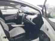 2018 Toyota Prius Plus z VIN JTDKARFP0J3084142, wystawiony jako IAAI lot #41936736 z przebiegiem 50 699 mil mil oraz . Historia ofert i sprzedaży dostępna na DreamBid. Obrazek 5.