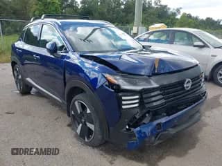 2025 Nissan Kicks SR z VIN 3N8AP6DA0SL400494, wystawiony jako IAAI lot #43287580 z przebiegiem 4 874 mil mil oraz . Historia ofert i sprzedaży dostępna na DreamBid. Obrazek 1.