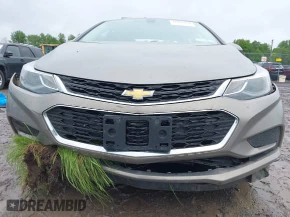 2017 Chevrolet Cruze LT z VIN 3G1BE5SM0HS560704, wystawiony jako IAAI lot #42342079 z przebiegiem 119 153 mil mil oraz . Historia ofert i sprzedaży dostępna na DreamBid. Obrazek 12.