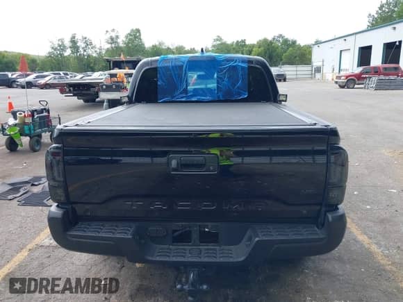 2023 Toyota Tacoma SR z VIN 3TMCZ5AN2PM585925, wystawiony jako IAAI lot #43009810 z przebiegiem 43 671 mil mil oraz . Historia ofert i sprzedaży dostępna na DreamBid. Obrazek 17.