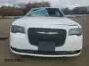 2019 Chrysler 300 S с VIN 2C3CCABG9KH537909, выставлен на аукционе Copart как лот 90449585 с пробегом Не указан миль и Чистый • Clean title. История ставок и продаж доступна на DreamBid. Изображение 5.
