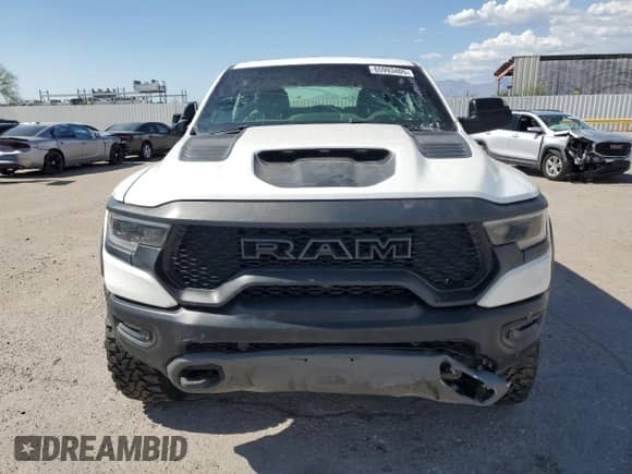 2022 Ram 1500 TRX z VIN 1C6SRFU99NN102201, wystawiony jako Copart lot #69654795 z przebiegiem Nie podano mil oraz Czysty tytuł • Clean title. Historia ofert i sprzedaży dostępna na DreamBid. Obrazek 5.