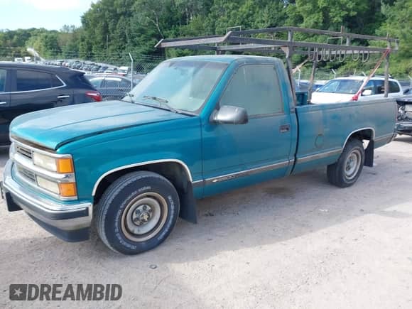 1995 Chevrolet Silverado 2500 z VIN 1GCFC24K6SZ115211, wystawiony jako IAAI lot #43082089 z przebiegiem 96 449 mil mil oraz . Historia ofert i sprzedaży dostępna na DreamBid. Obrazek 2.
