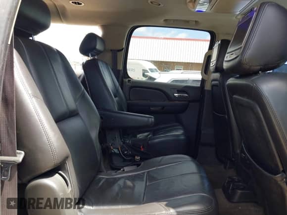 2010 Chevrolet Suburban LT z VIN 1GNUCJE08AR133987, wystawiony jako IAAI lot #42413997 z przebiegiem 268 401 mil mil oraz . Historia ofert i sprzedaży dostępna na DreamBid. Obrazek 8.