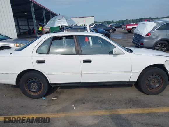 1996 Toyota Camry LE z VIN 4T1BF12K1TU871333, wystawiony jako IAAI lot #42295901 z przebiegiem 196 769 mil mil oraz . Historia ofert i sprzedaży dostępna na DreamBid. Obrazek 12.